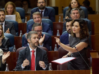 La consejera de Economía de Madrid, Rocío Albert López-Ibor, el diputado del PP Miguel Ángel García Martín y la presidenta de Madrid, Isabel Díaz-Ayuso, durante el pleno de este jueves.