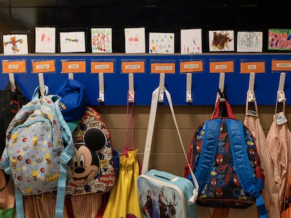 Mochilas de alumnos colgadas en un centro escolar, en una imagen de archivo.