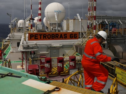 Un trabajador en una plataforma de Petrobras.