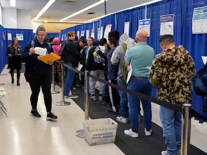 Ciudadanos hacen fila para votar en un centro electoral de Chicago (Illinois), el 24 de octubre de 2024.