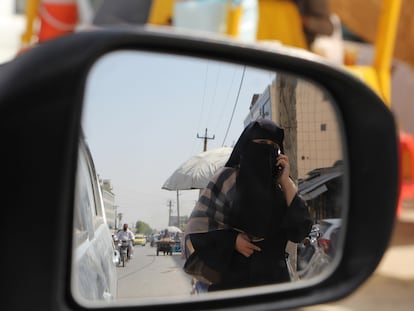 Una mujer habla por teléfono en Kandahar (Afganistán).