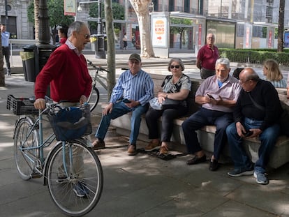 Un grupo de jubilados en una concentración de la plataforma Pensiones Dignas de Sevilla, en 2023.