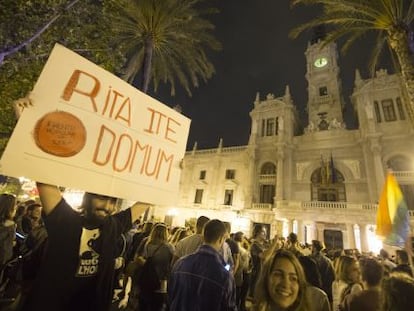 Gente concentrada ante el Ayuntamiento de Valencia para celebrar los resultados de las elecciones. 