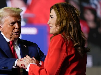 Donald Trump, candidato presidencial republicano y Zoraida Buxo senadora en la sombra por Puerto Rico durante un mitin de campaña en Allentown, Pensilvania, el 29 de octubre de 2024.