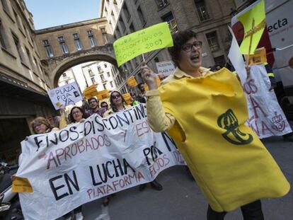 Una treballadora de Correus protestant aquest dimecres a Barcelona contra la precarietat a l'empresa.