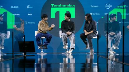 De izquierda a derecha, Javier Ambrossi, Javier Calvo y Manuel Jabois durante la segunda jornada del evento Tendencias 2023, en Madrid.