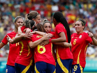 Paris 2024 Olympics - Football - Women's Group C - Spain vs Japan - La Beaujoire Stadium, Nantes, France - July 25, 2024. Aitana Bonmati of Spain celebrates scoring their first goal with teammates. REUTERS/Stephane Mahe