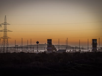 Líneas eléctricas en la zona industrial de Puchuncaví, en junio de 2023.