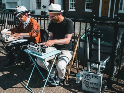 Dos poetes ofereixen el seu saber als carrers de Londres.