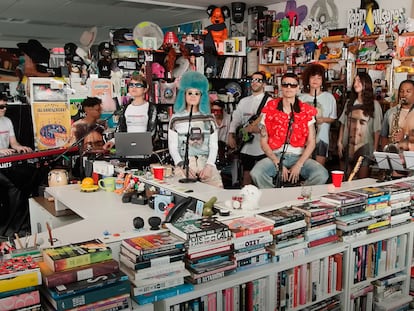 Captura del Tiny Desk de Ca7riel & Paco Amoroso en la sede de NPR Music en Washington.