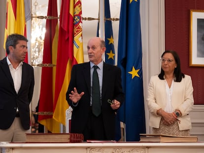 El nuevo director de la Agencia de Prevención y Lucha contra el Fraude y la Corrupción de la Comunitat Valenciana, Eduardo Beut González (c), en su toma de posesión en julio entre el presidente de la Generalitat, Carlos Mazón, y la presidenta de Les Corts, Llanos Massó, en el parlamento valenciano.