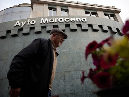 Un hombre pasea frente al Ayuntamiento de Maracena (Granada).