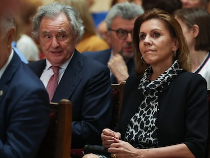 La exministra María Dolores de Cospedal e Ignacio López del Hierro en el acto por el X aniversario de la proclamación del rey Felipe VI, en la Real Academia Española, en Madrid, en abril de este mismo año.