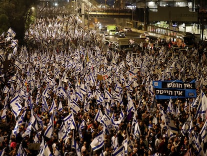 Miles de manifestantes, este domingo por la noche en Tel Aviv.