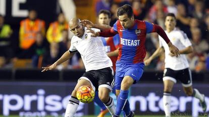 Feghouli disputa el bal&oacute;n con To&ntilde;o.