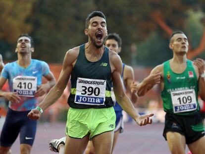 Saúl Ordóñez celebra su victoria en los 800m del Campeonato de España.