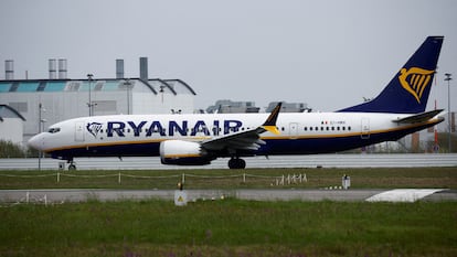 Un avión de Ryanair se prepara para despegar en Nantes, Francia.