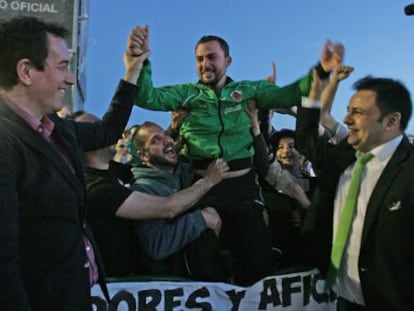 Juan Anguix (izquierda), junto al concejal Daniel Rubio y varios aficionados del Elche.