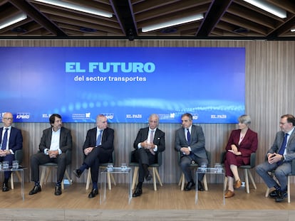 De izquierda a derecha, Pedro López (Ewals Cargo Care); Francisco Iglesias (Alsa); Alfonso Sánchez (EMT); Óscar Gómez Barbero (Renfe); Ramón Valdivia, (Astic); Hélène Valenzuela (Ouigo) y Cándido Pérez (KPMG).