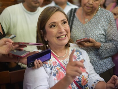 Xóchitl Gálvez atiende a periodistas durante una conferencia en Xalapa, en una imagen de archivo.