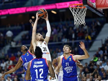 Dzanan Musa entra a canasta ante Clyburn y Pleiss durante el partido entre el Real Madrid y el Anadolu Efes este jueves en el Wizink Center.