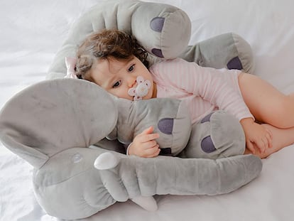 Ideal para bebés de entre tres meses y tres años, esta almohada antirreflujo es, además, tierna y de gran calidad.