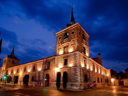 Sede de la Facultad de Filosofía y Letras de la Universidad de Alcalá de Henares, situada en la esquina de la calle Colegios.