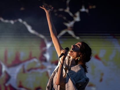 PJ Harvey actuando, el 1 de junio de 2024, en Primavera Sound Barcelona.