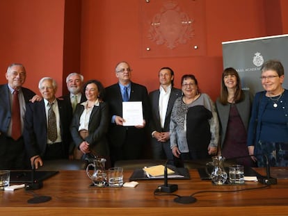 Foto de familia el día del acuerdo para la academia del ladino, con Darío Villanueva, Aldina Quintana y Shmuel Refael (tercero, cuarta y quinto por la izquierda).