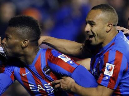 El centrocampista nigeriano del Levante Kalu Uche celebra un gol junto a El Zhar.