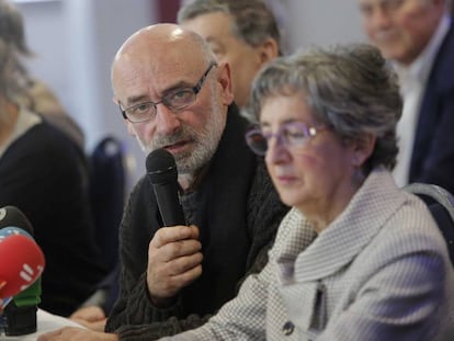 Michel Berhocohirigoin interviene, como portavoz de la organizaci&oacute;n, en la rueda de prensa del pasado 23 sobre el desarme de ETA en Baiona.