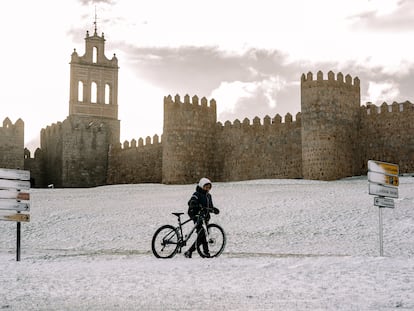 Vista de la zona de la muralla en la ciudad de Ávila cubierta por la nieve, este miércoles.