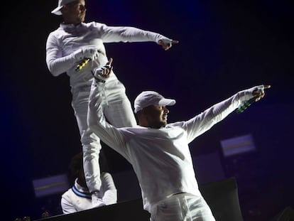 GRA421. BENIC&Agrave;SSIM (CASTELL&Oacute;N), 14/07/2016.- La banda electr&oacute;nica estadounidense &quot;Major Lazer&quot;, principal atractivo de la primera jornada, durante el concierto ofrecido esta noche en el escenario principal del Festival Internacional de Benic&agrave;ssim (FIB), en Castell&oacute;n. EFE/Domenech Castell&oacute;