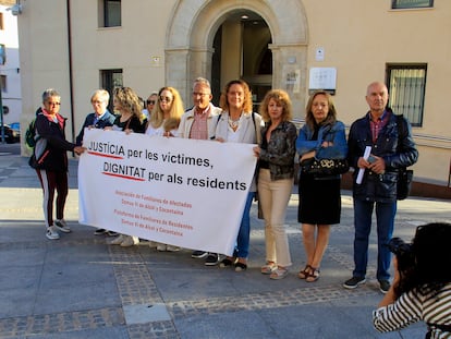 Miembros de la Asociación de Familiares Afectados en las Residencias Domus Vi de Alcoy se concentraron ante el Juzgado de Primera Instancia e Instrucción número 3, el lunes.