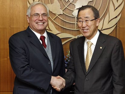 Christopher Ross junto al exsecretario general de la ONU. Ban Ki-moon, en 2009.