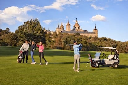 En el Real Club de Golf de la Herrería, de 18 hoyos, cuesta concentrarse en el 'swing', porque la panorámica (de la montaña y del Monasterio) hace peligrar el mejor hándicap.