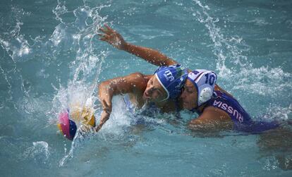 Un partido de watepolo femenino entre Rusia e Italia.