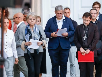 El cardenal y arzobispo de Madrid, José Cobo, durante el acto de homenaje a las víctimas de abuso de la Iglesia, este lunes en la catedral de la Almudena.