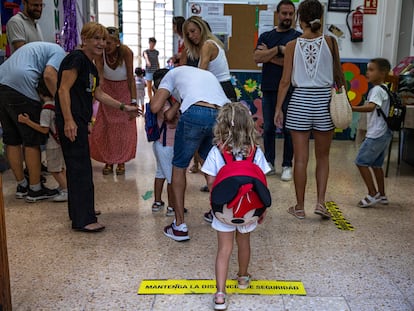 Varios niños entran al CEIP Lluís Vives de valencia en el inicio del curso escolar.