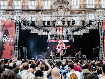 La cantautora Christina Rosenvinge, durante un concierto con motivo de las Fiestas del 2 de mayo, en la plaza Mayor en 2023.