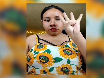 La joven oaxaqueña Majo Robles hace una señal de ayuda durante una transmisión en vivo.