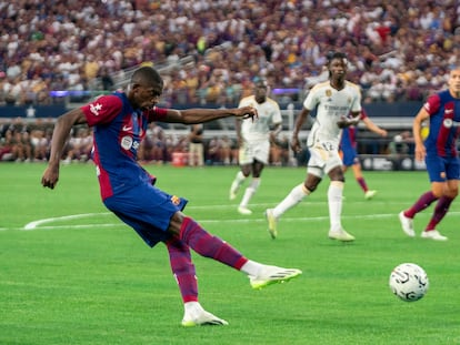 Dembélé marca el primer gol del partido amistoso entre el Barcelona y el Real Madrid, en Dallas este sábado.