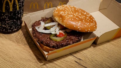 Una hamburguesa Cuarto de libra de McDonald's.