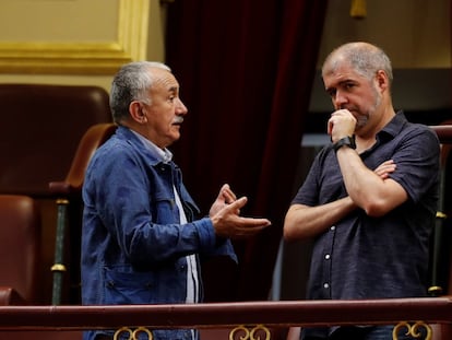 Los secretarios generales de UGT y CCOO Pepe Álvarez y Unai Sordo (d), en la tribuna del Congreso en 2019.