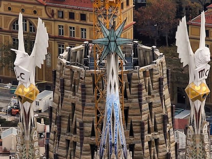 La Sagrada Familia con las dos nuevas torres de los evangelistas Lucas y Marcos en Barcelona, a finales de 2023.