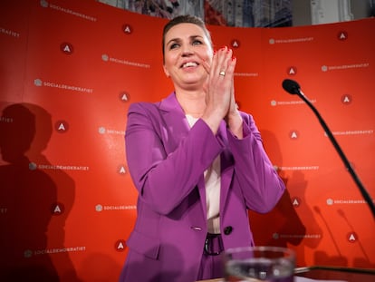 La primera ministra danesa, Mette Frederiksen, aplaudía a sus simpatizantes, este miércoles por la noche en Copenhague.