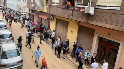 Cola para recibir alimentos en Alfafar.