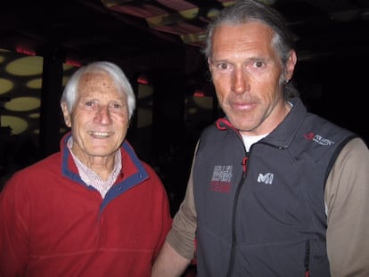 A la derecha, Jordi Corominas junto a Walter Bonatti en los Piolets de Oro de 2009.