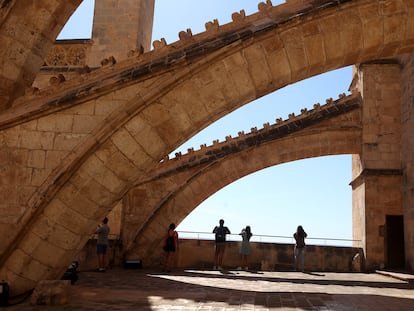 Visitantes en las terrazas de la catedral de Palma (Mallorca).