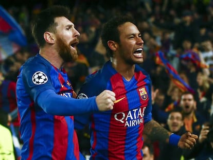 Messi y Neymar celebran el pase a cuartos de la Champions tras el 6-1 al PSG.